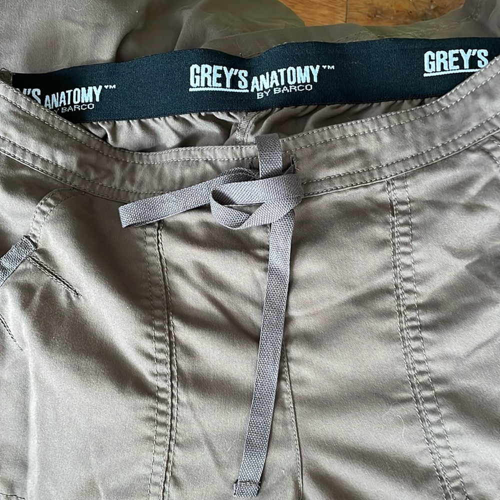 💚 Small brown Grey’s Anatomy scrub pants 💚
